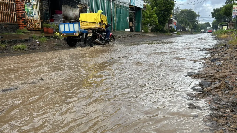 Đường Phan Huy Chú thành sông sau trận mưa. Ảnh: VL duong-nmgap.jpg