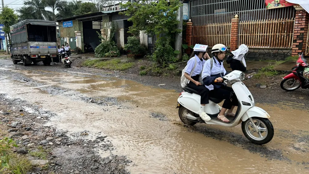 Nước vừa rút, học sinh tranh thủ đến trường. Ảnh: VL hoc-sinh.jpg