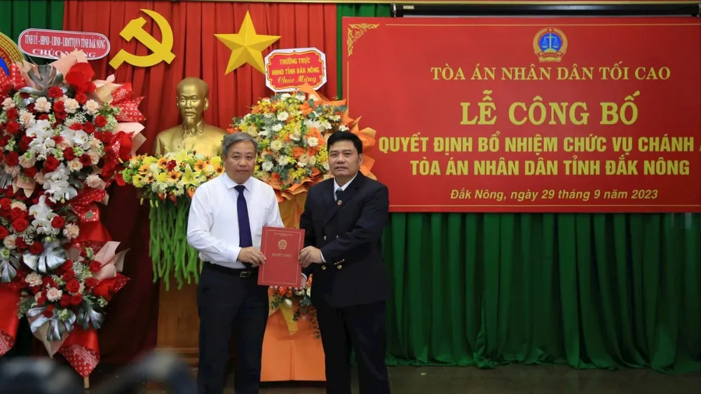 Tân Chánh án TAND tỉnh Đắk Nông Bùi Danh Đại (áo đen). Ảnh HD toan-canh`.jpg