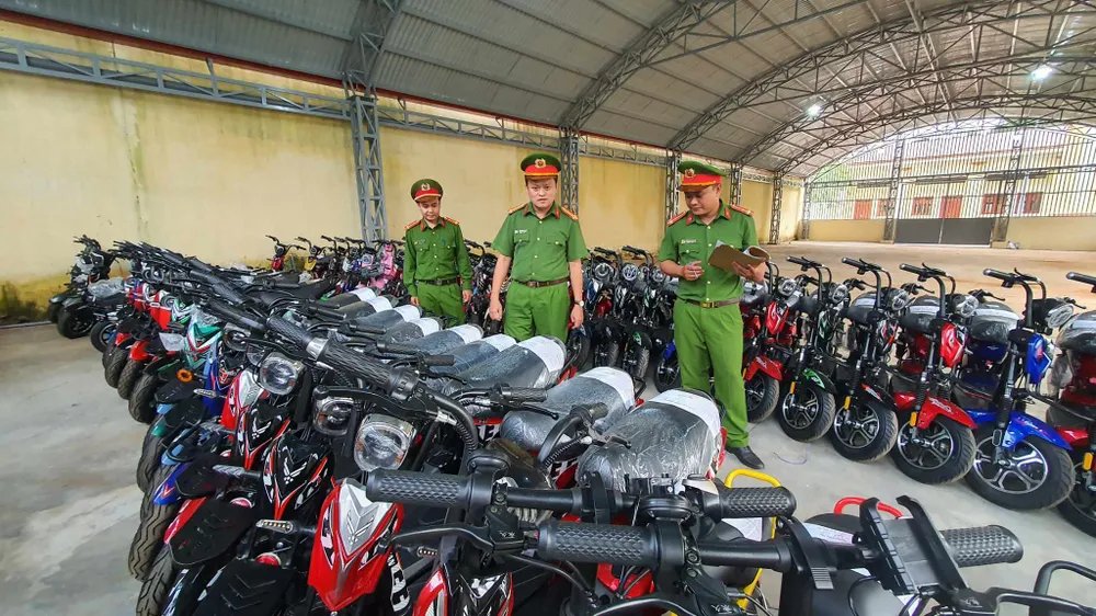Công an kiểm tra số xe điện tại một cửa hàng ở huyện Cư M’gar. Ảnh: SĐ Công an huyện Cư Mgar tạm giữ số xe xe đạp điện, xe máy điện không rõ nguồn gốc