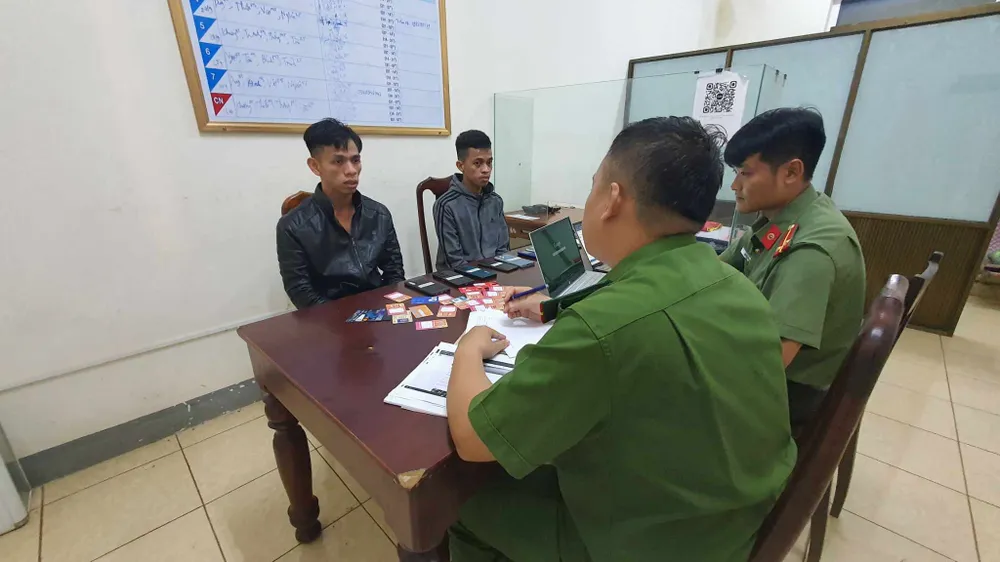 Hai thanh niên tại cơ quan công an. Ảnh: SĐ 6df8572c-29c4-4176-bb9f-ca9639761e26.jpeg