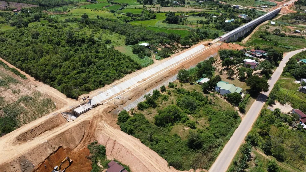 Thi công kênh mương dự án hồ chứa nước Krông Pách Thượng. Ảnh: VŨ LONG thi-cong.jpg