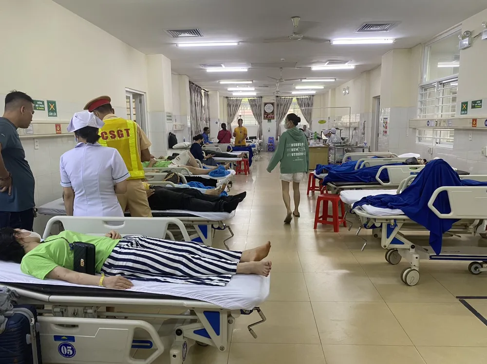 Hành khách ngồi trên xe 16 đang được cấp cứu ở Bệnh viện Đa khoa Thiện Hạnh. Ảnh: VL benh-vien.jpg