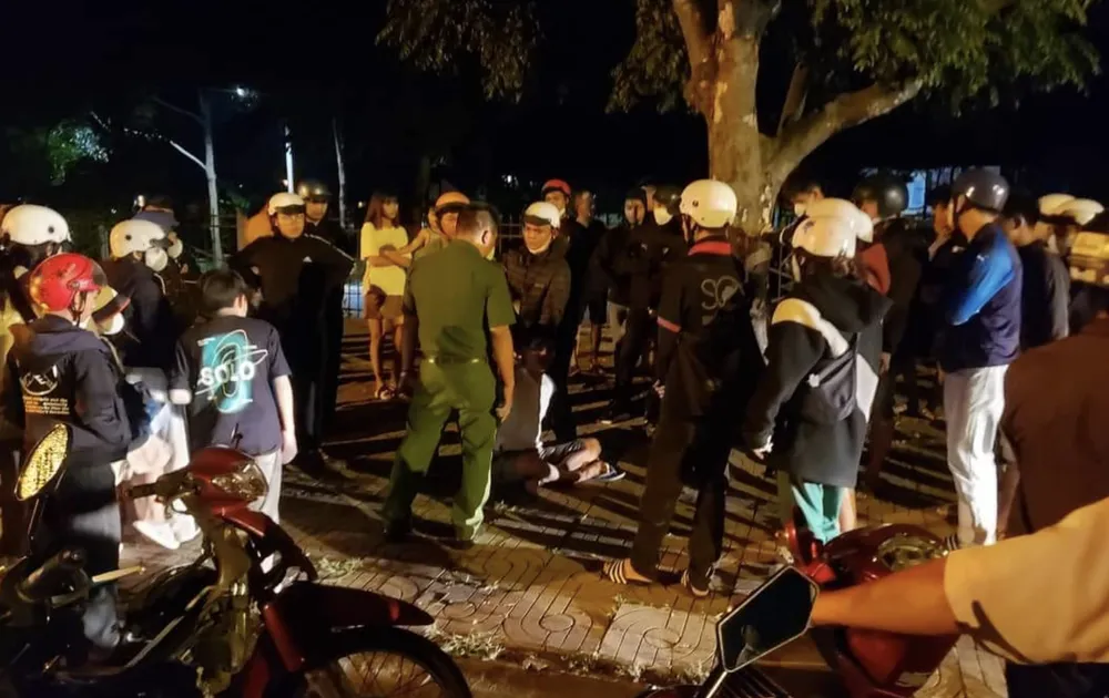 Hành khách giật vô lăng đòi điều khiển taxi dẫn đến tai nạn