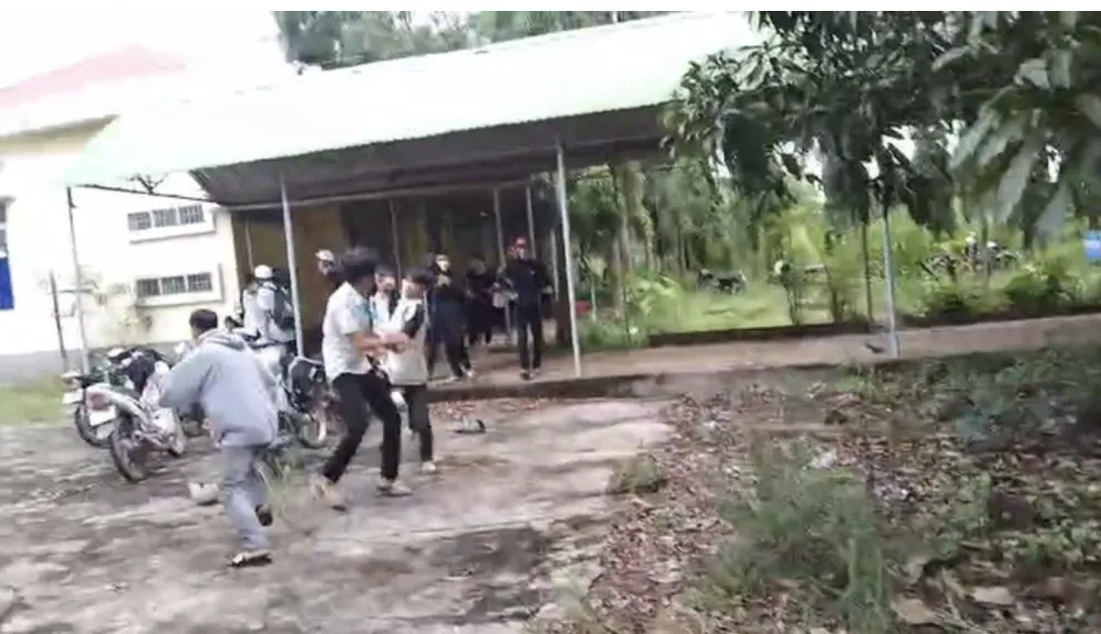 nhóm người xông vào trường đánh học sinh