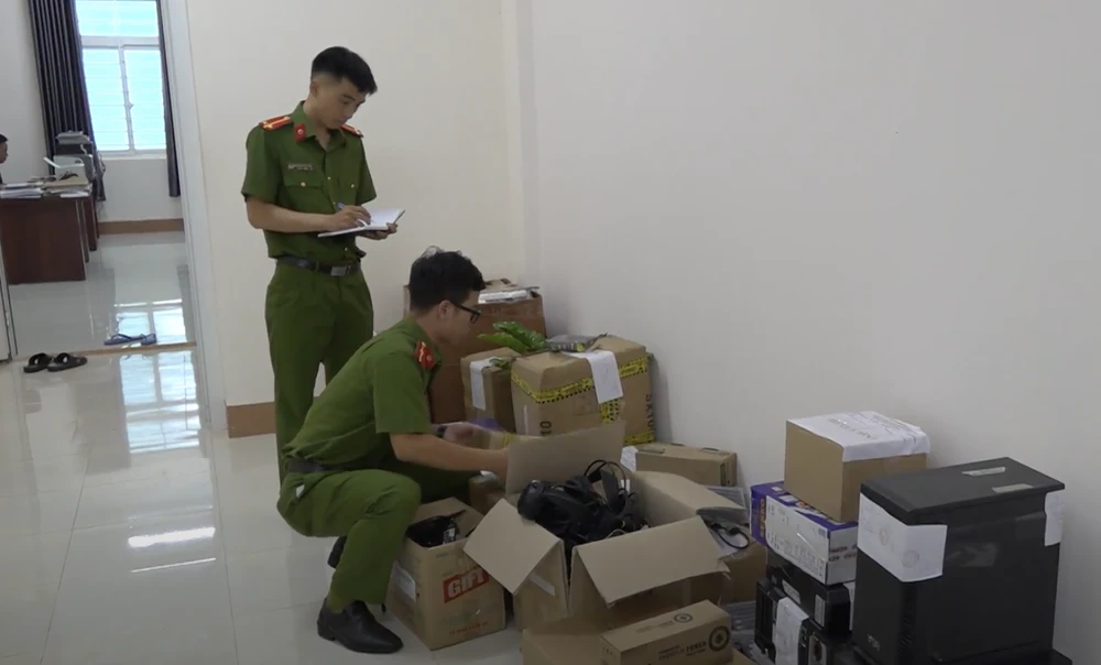 Kiểm tra tang vật của vụ án. Ảnh: MQ Ảnh chụp Màn hình 2023-10-14 lúc 09.31.32.png
