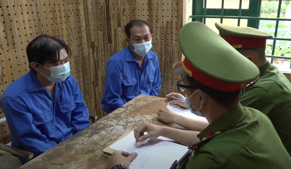 Công an lấy lời khai của những đối tượng liên quan đến vụ án lừa đảo. Ảnh: MQ Hơn 10.000 người bị lừa dưới hình thức bán hàng trúng thưởng