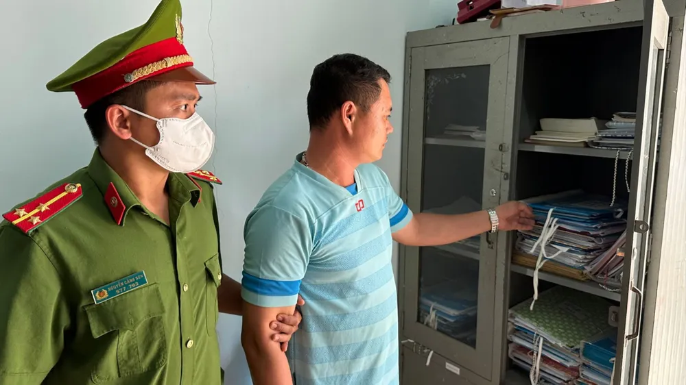 Ông Nguyễn Thành Trung bị bắt quả tang khi nhận tiền của dân. Ảnh: MQ hinh 2 (1).jpg