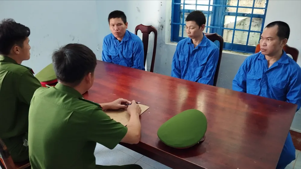 Các đối tượng Nguyễn Văn Tuyến, Ngô Văn Hoàng và Huỳnh Quốc Đạt tại cơ quan điều tra. Ảnh: MQ Băng trộm liên tỉnh đã thực hiện hàng loạt vụ trộm trên địa bàn Đắk Nông và Bình Phước