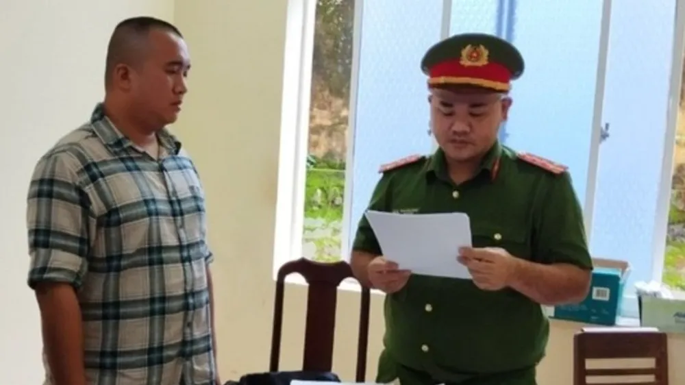 Lê Duy Hòa tại cơ quan công an. Ảnh: CACC Bắt người đàn ông lừa bán đất để chiếm đoạt 4 tỉ đồng