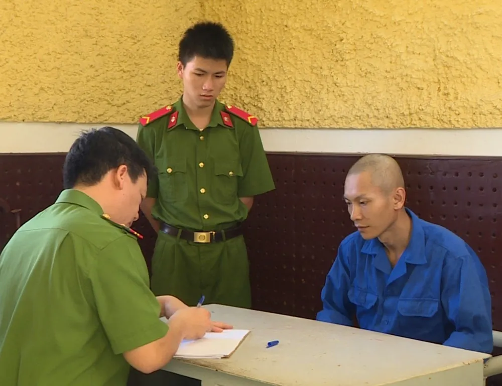 Đỗ Ngọc Hoàng tại cơ quan điều tra. Ảnh: MQ chạy án.jpg