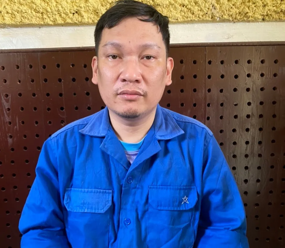 Trần Ngọc Đức tại cơ quan điều tra. Ảnh: MQ bat-2-nguoi-dan-ong-lua-dao-dan-nhan-800-trieu-dong-chay-an.jpg