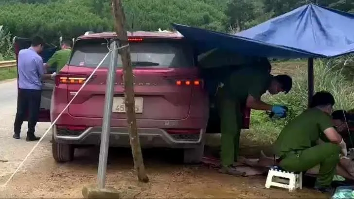 Cơ quan công an khám nghiệm hiện trường. Ảnh: VŨ LONG tài xế.jpg