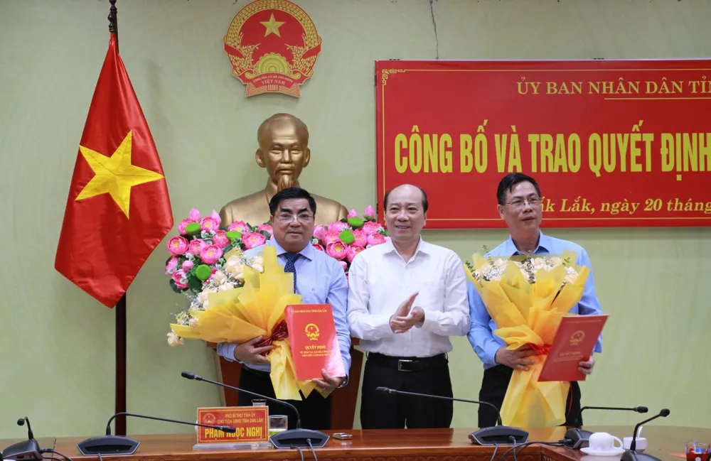 Ông Võ Ngọc Tuyên (ngoài cùng bên trái) và ông Đinh Xuân Hà (ngoài cùng bên phải). Ảnh: AX Đắk Lắk.jpg