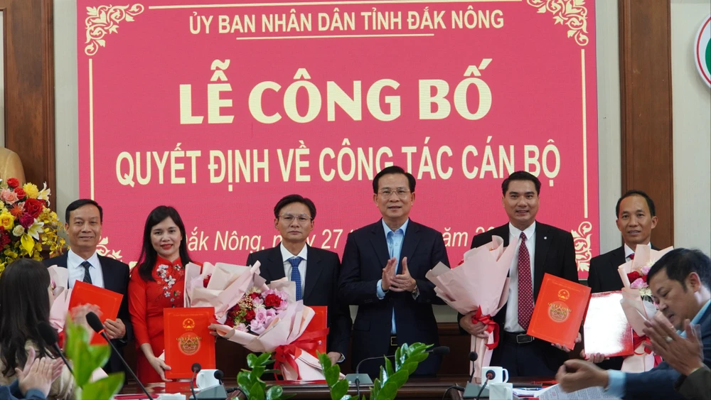 Ông Hồ Văn Mười (giữa) trao quyết định bổ nhiệm nhiều lãnh đạo các sở ngành ở Đắk Nông. Ảnh: HH Đắk Nông.JPG