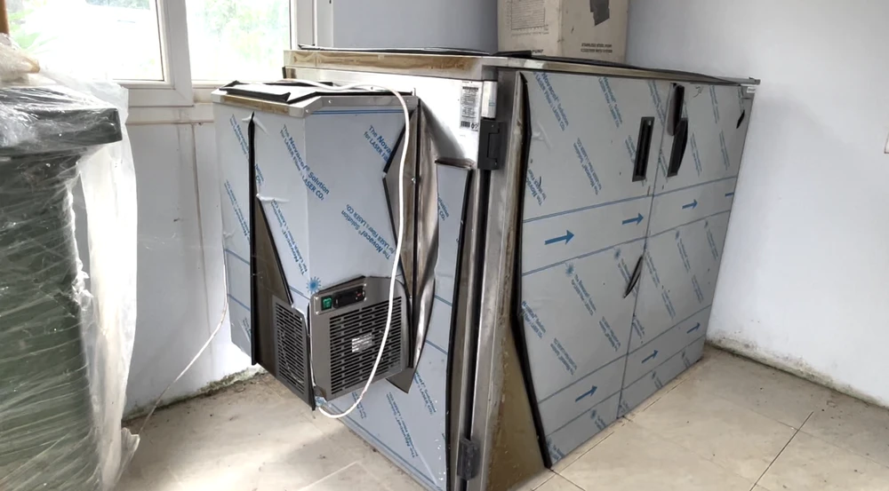 Thiết bị dùng để chứa rác thải vẫn còn chưa bóc tấm nilon phủ kín bên ngoài. Ảnh: NGUYÊN VŨ thiết bị.png