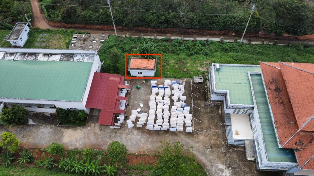 Nơi đặt thiết bị xử lý rác thải hơn 8 tỉ đồng (màu đỏ) cạnh khu kiểm soát nhiễm khuẩn (trái) và nhà tang lễ (phải). Ảnh: NGUYÊN VŨ z4928973419830_359a27d7606c8b298effd70777c2502a.jpg