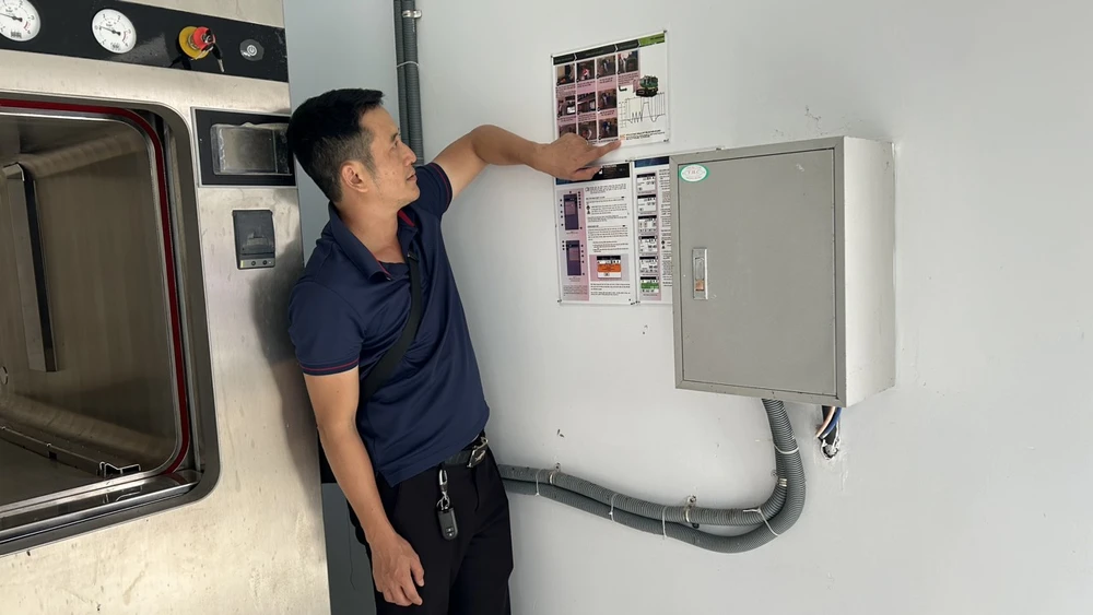 Bảng chỉ dẫn của Công ty AIC ở sát máy xử lý rác thải. Ảnh: NGUYÊN VŨ thiết bị.jpg