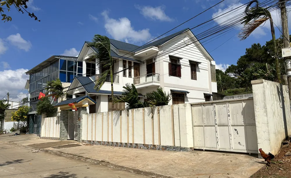 Căn biệt thự tại thị trấn Đắk Mil mà gia đình ông Đỗ Ngọc Vương đang ở. Ảnh: NGUYÊN VŨ đất.jpg