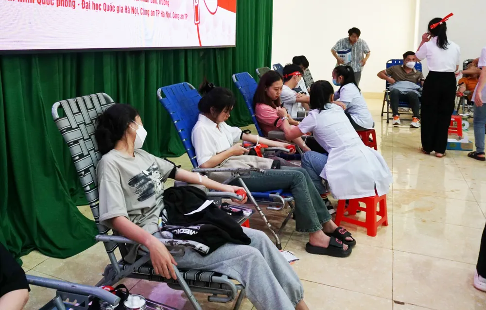 Chủ Nhật Đỏ.jpg