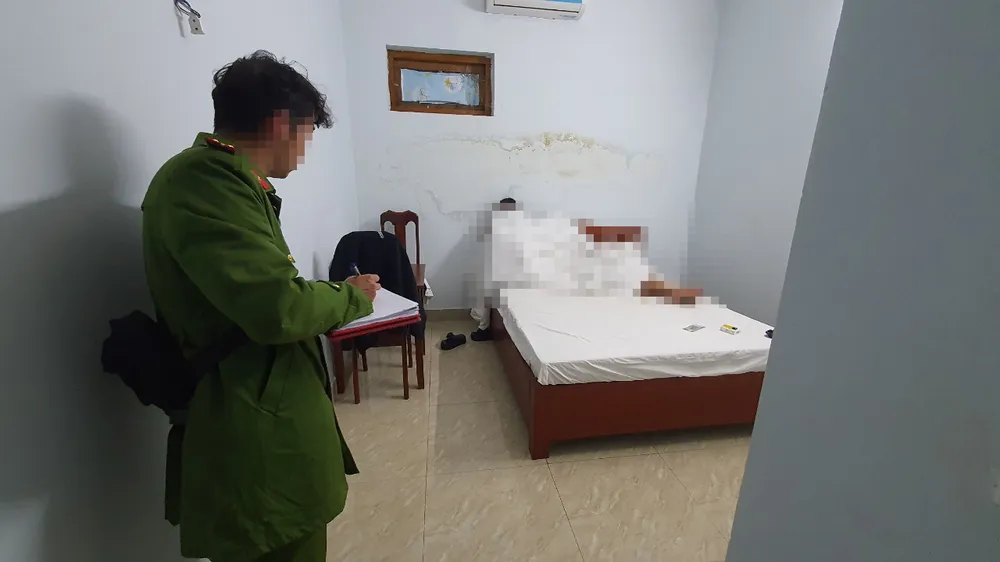 Nhân viên quán karaoke kiêm môi giới cho khách vui vẻ