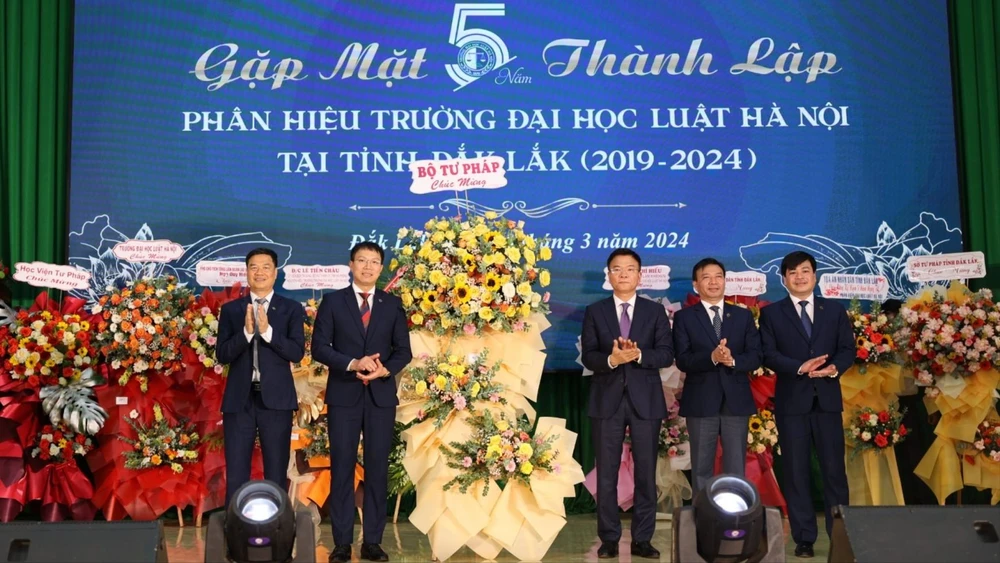 Các đại biểu dự lễ kỷ niệm 5 năm thành lập Phân hiệu Trường Đại học Luật Hà Nội tại Đắk Lắk. Ảnh: MQ trường.jpg