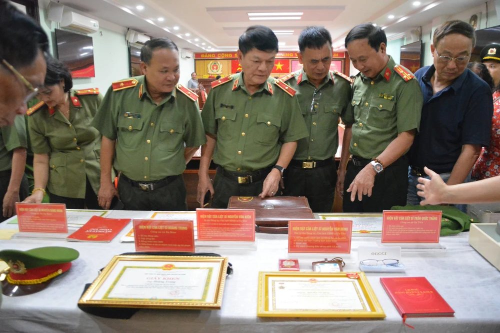 Cơ quan công an tiếp nhận hiện vật liệt sĩ hy sinh trong vụ khủng bố tại Đắk Lắk. Ảnh: Tuấn Anh/TTXVN khủng bố.jpg