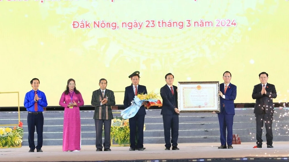 Chủ tịch Quốc hội Vương Đình Huệ trao tặng Huân chương Độc lập hạng Nhất cho tỉnh Đắk Nông. Ảnh: LP Đắk Nông.jpg