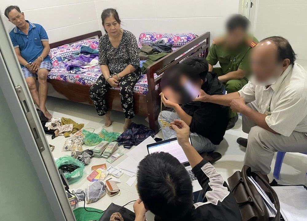 Công an bắt giữ Nguyễn Văn Thình, Đặng Thị Thu Yến tại Bình Thuận. Ảnh: MQ Đắk Nông.jpg