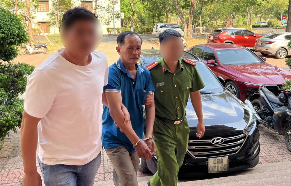Dẫn giải Nguyễn Văn Thình về cơ quan điều tra. Ảnh:MQ Đắk Nông.jpg