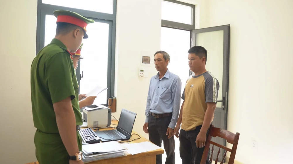 Đoàn Hồng Trí và Nguyễn Hồng Trường tại cơ quan công an. Ảnh: SĐ cao tốc.jpg