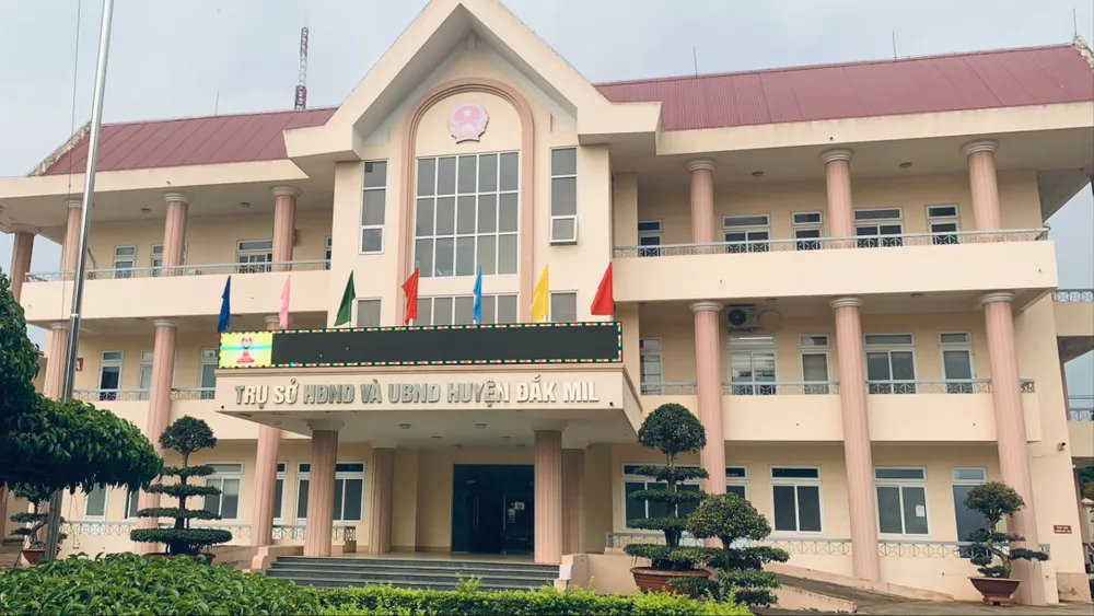 UBND huyện Đắk Mil công khai số điện thoại lãnh đạo huyện và các phòng. Ảnh: HT Điện thoại.jpg