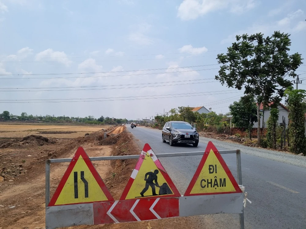 Tỉnh lộ 1 tại thời điểm tạm dừng triển khai. Ảnh: TT z5362828490920_838e73c4a9e1c8a1b4afa6aa73efab1e.jpg