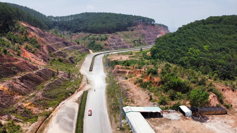 Sạt lở tại đường N5 suốt 11 năm chưa được khắc phục. Ảnh: VŨ LONG Hàng tấn đất đá.jpg