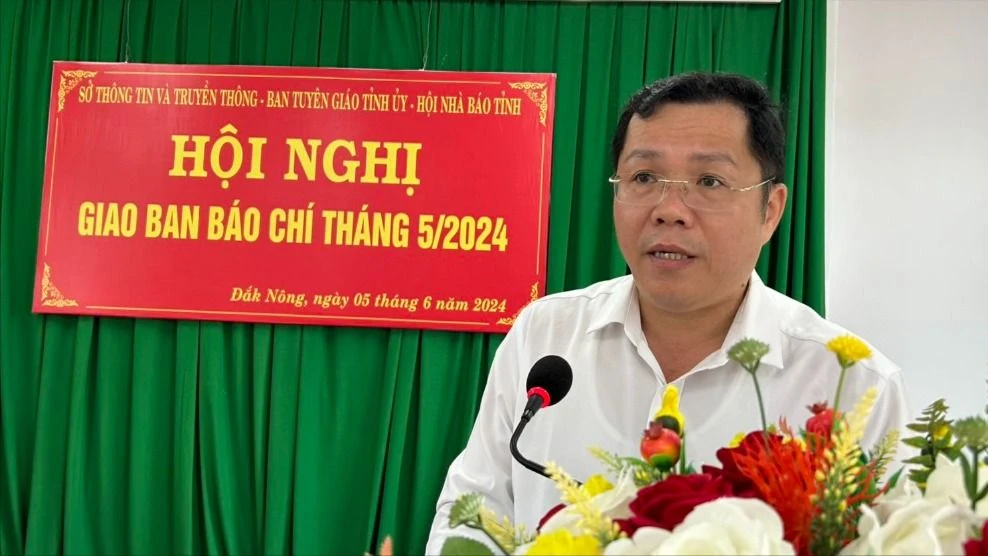 Ông Huỳnh Thanh Huynh cung cấp thông tin tại hội nghị giao ban báo chí. Theo ông Huynh, Thông tư 07 của Bộ Y tế đã giúp ngành không còn e ngại trong việc thực hiện đấu thầu thuốc chữa bệnh. Ảnh: VŨ LONG đấu thầu thuốc