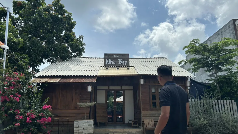 Quán cà phê Nhà Bẹp, nơi xảy ra vụ sập tấm bê tông làm người phụ nữ tử vong. Ảnh: VŨ LONG quán cà phê Nhà Bẹp.jpg