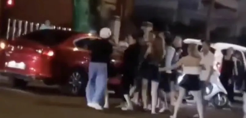 Nhóm phụ nữ đánh nhau trong đêm làm náo loạn đường phố. Ảnh cắt từ clip cô gái lái ô tô.png