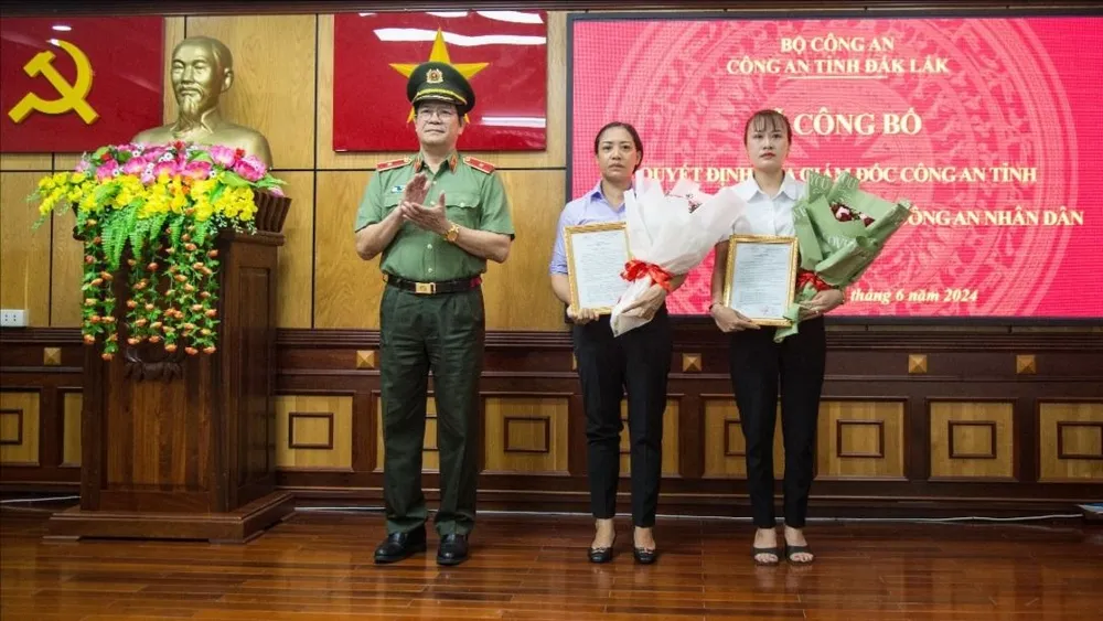 Thiếu tướng Lê Vinh Quy, Giám đốc Công an tỉnh Đắk Lắk trao quyết định về việc tuyển dụng công dân vào phục vụ trong lực lượng Công an Nhân dân. Ảnh: SĐ Công an nhân dân.jpg