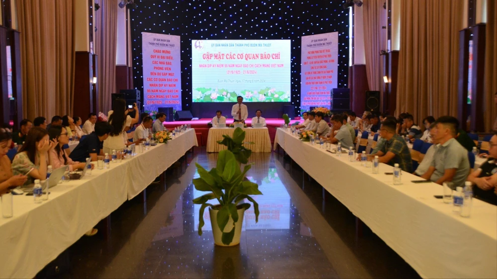 Toàn cảnh buổi gặp mặt các cơ quan báo chí. Ảnh: HG TP Buôn Ma thuột.jpg