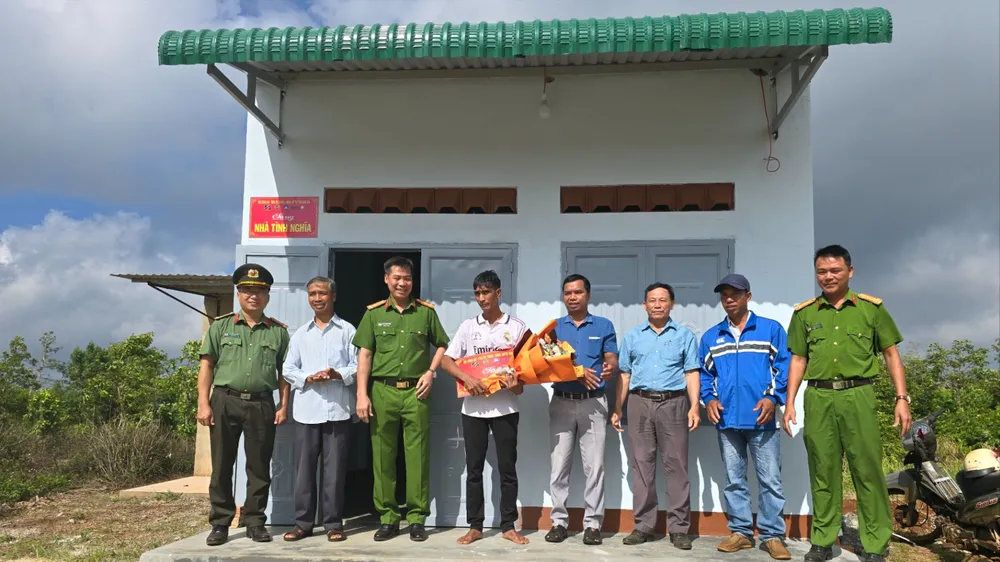 Lực lượng Công an tỉnh Đắk Lắk tặng nhà cho người dân. Ảnh: MC z5553595915604_46c8e9aaa10b8dc839ddd83668f4a508.jpg