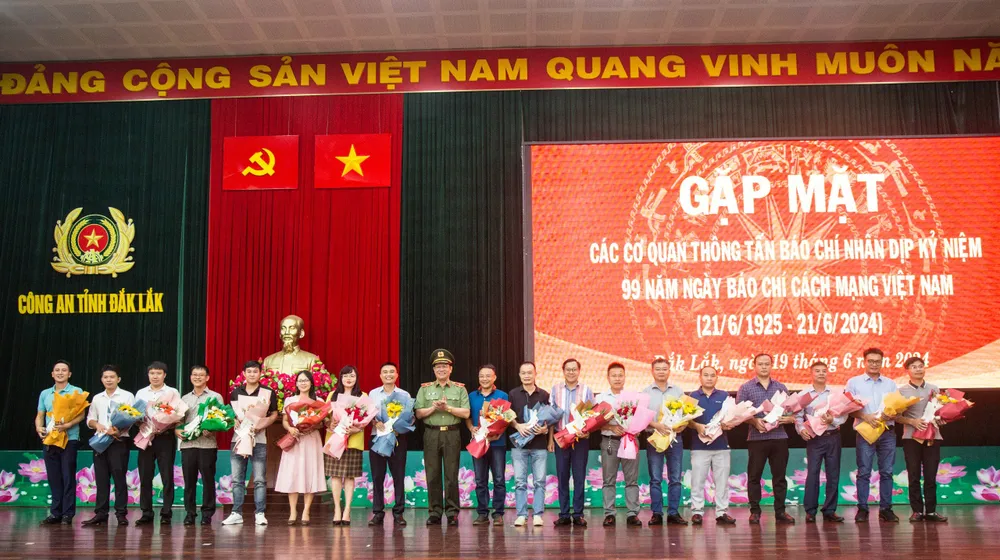 Thiếu tướng Lê Vinh Quy tặng hoa chúc mừng các cơ quan báo chí hoạt động ở địa bàn tỉnh Đắk Lắk. Ảnh: QD z5553598971579_525d7b0c5b3ace9d39fe9267c51d0d10.jpg