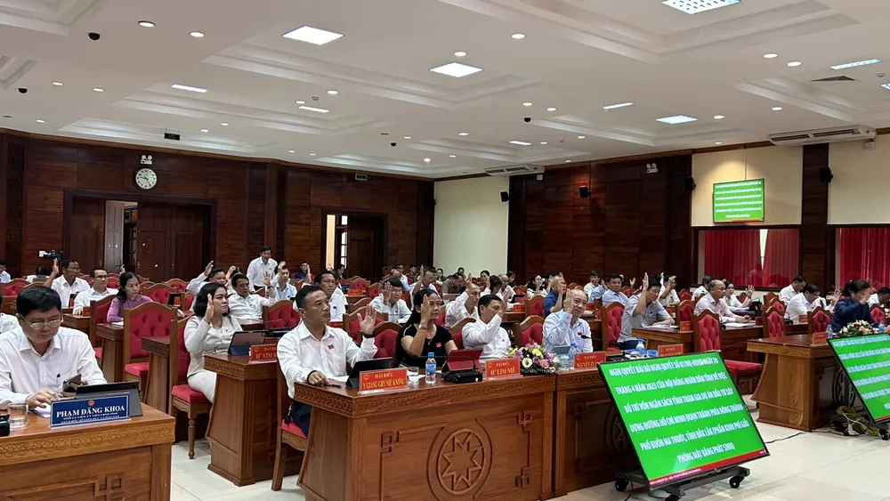 Các đại biểu thống nhất biểu quyết hủy bỏ Nghị quyết số 07. Ảnh: VŨ LONG TP Buôn Ma Thuột.jpg