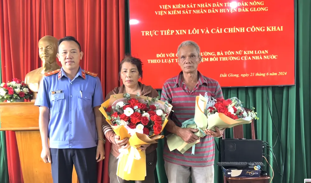 Vợ chồng ông Lê Trường, bà Tôn Nữ Kim Loan được các cơ quan tiến hành tố tụng xin lỗi. Ảnh: VŨ LONG bắt oan sai.png