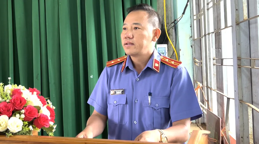 Ông Trần Việt Hùng, Phó viện trưởng VKSND huyện Đắk Glong phát biểu tại buổi xin lỗi. Ảnh: VŨ LONG oan sai.png