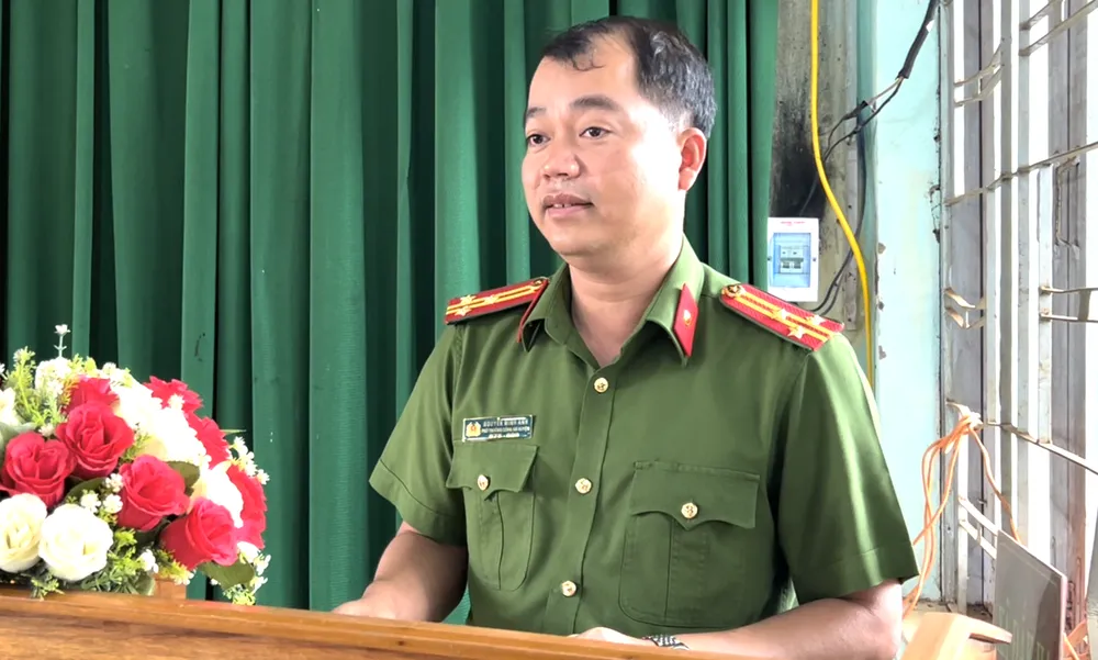 Thượng tá Nguyễn Minh Anh, Phó trưởng Công an huyện Đắk Glong thay mặt Công an huyện gửi lời xin lỗi đến vợ chồng ông Trường, bà Loan. Ảnh: VŨ LONG bắt oan sai.png