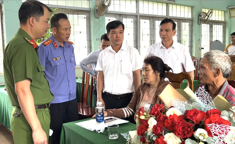 Công an huyện Đắk Glong và VKSND cùng cấp trò chuyện với vợ chồng ông Lê Trường. Ảnh: VŨ LONG bắt oan sai.png