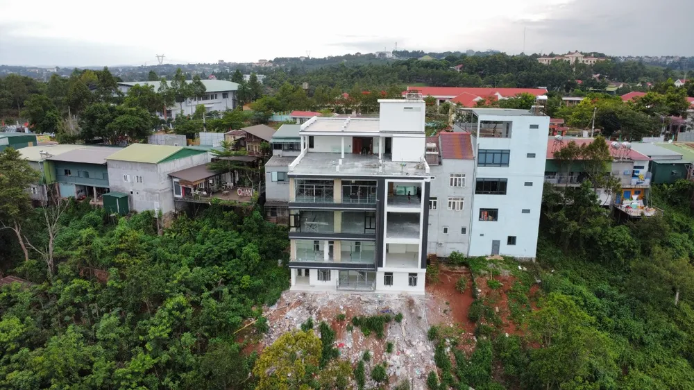 Mặt sau công trình xây dựng trái phép gần trụ sở UBND phường Nghĩa Tân. Ảnh: NGUYÊN VŨ Công trình xây dựng.jpg