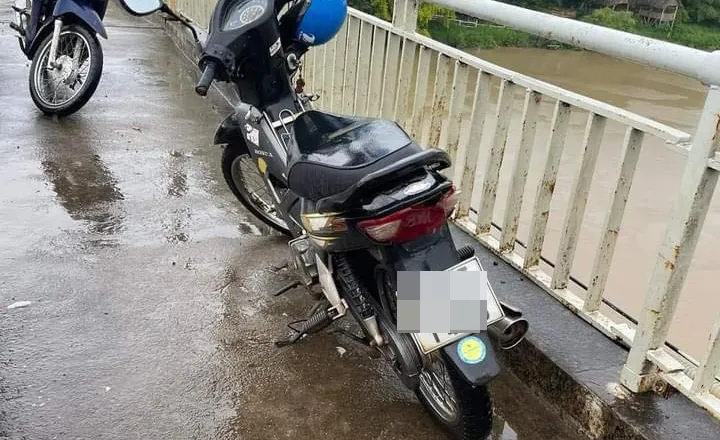 Chiếc xe máy để trên cầu. Ảnh người dân cung cấp thư tuyệt mệnh.jpg