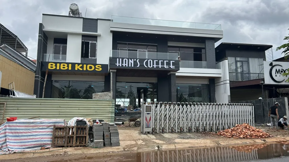 Ngôi nhà bề thế xây dựng trái phép đã hoàn thiện. Ảnh: NGUYÊN VŨ z5563818934688_a18cc62f547b1b07e7e870aa91590298.jpg