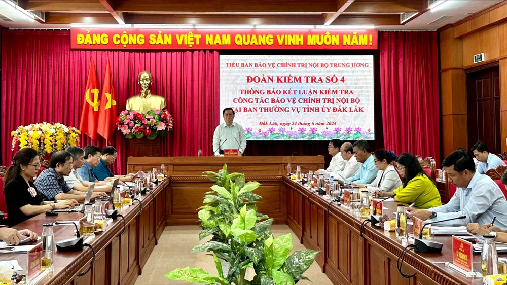 Toàn cảnh hội nghị thông báo kết quả kiểm tra công tác bảo vệ chính trị nội bộ đối với Ban Thường vụ Tỉnh ủy Đắk Lắk. Ảnh: HL Bảo vệ chính trị nội bộ.jpg